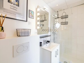 Shower, hair dryer, towels - Lovely studio for 2 people 5 min from the Palais (Cannes)