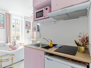 Kylskåp, mikrovågsugn, spishäll och kaffe- och tebryggare