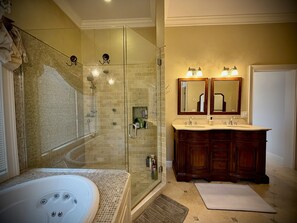 Douche, baignoire à jets, serviettes fournies