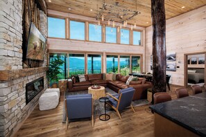 Smart TV, fireplace, video games - MODERN NEW CONSTRUCTION! Naturehaus Family Retreat–Pool, Golf, Pickleball, Views (Pigeon Forge)