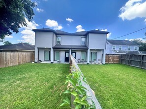Exterior - 4 Bedroom / 4.5 Bathroom, Unit B_ Newly Built - Med Center / NRG / Downtown / UH (Houston)