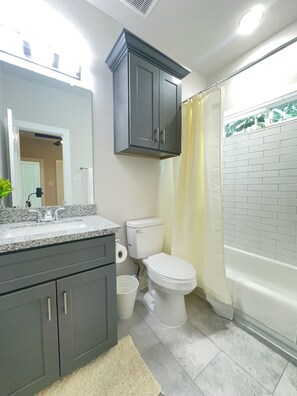Shower, eco-friendly toiletries, hair dryer, towels - 4 Bedroom / 4.5 Bathroom, Unit B_ Newly Built - Med Center / NRG / Downtown / UH (Houston)