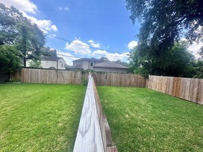 Property grounds - 4 Bedroom / 4.5 Bathroom, Unit B_ Newly Built - Med Center / NRG / Downtown / UH (Houston)