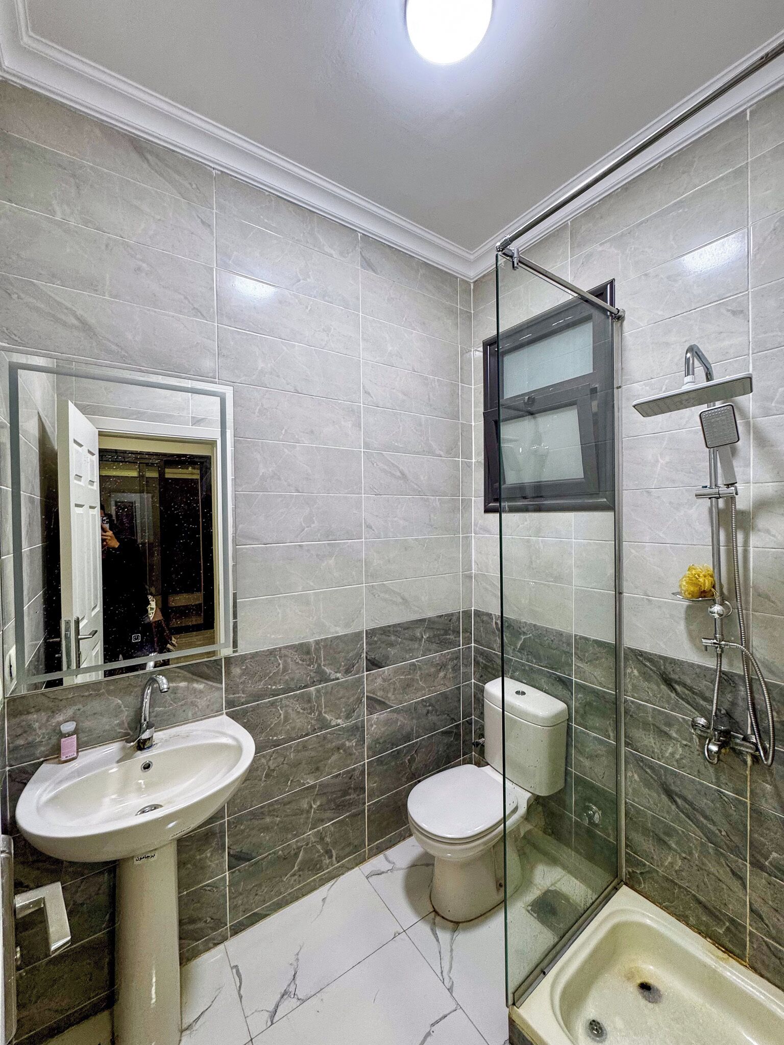 Doccia, asciugamani, sapone, carta igienica