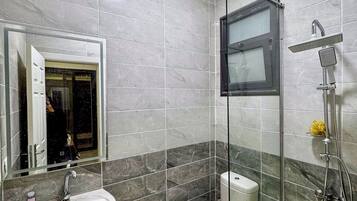 Doccia, asciugamani, sapone, carta igienica