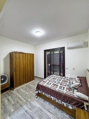 2 bedrooms, iron/ironing board, Internet, bed sheets