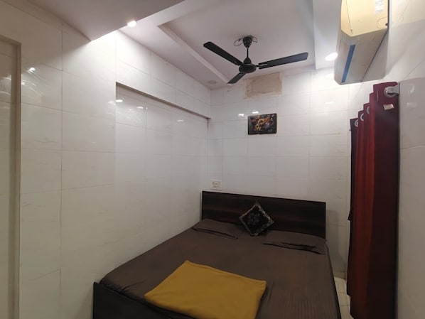 In-room safe, blackout drapes, soundproofing, free WiFi - Patel's Guesthouse (Surat)