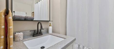 Douche, séchoir à cheveux, serviettes fournies, savon