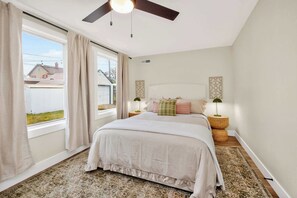 2 bedrooms, desk, iron/ironing board, free WiFi - Prime Ames Location 2BR 1BA Near ISU (Ames)