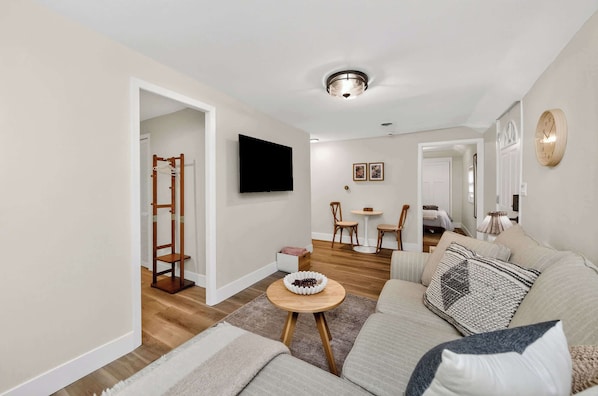 Smart TV, offices - Prime Ames Location 2BR 1BA Near ISU (Ames)