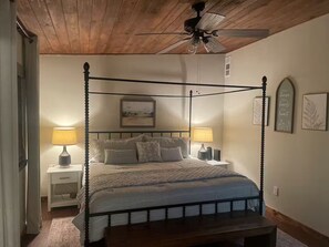3 bedrooms, iron/ironing board, free WiFi, bed sheets - Circle C on Sunday Circle (Fredericksburg)
