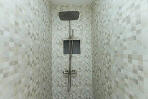Douche, sèche-cheveux, serviettes fournies, papier toilette