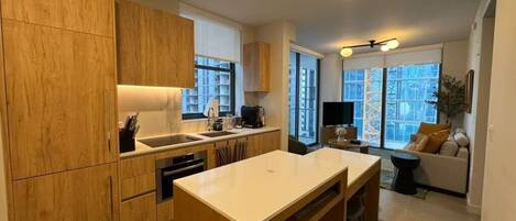 Refrigerador, microondas, parrilla de estufa y lavavajillas