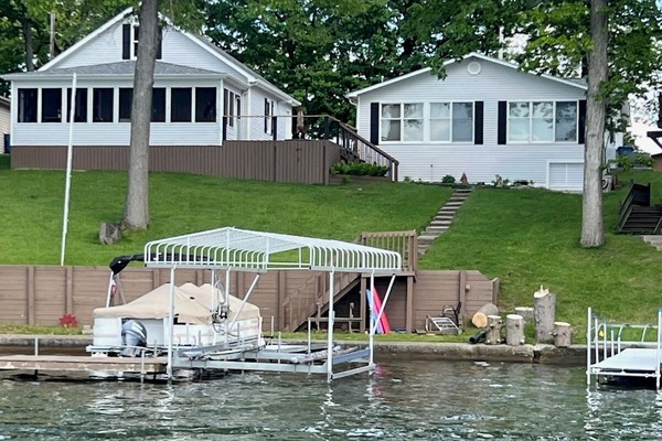 Lift is not a part of the rent. Owner shared dock.