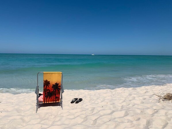 Playa en los alrededores, camastros y toallas de playa 