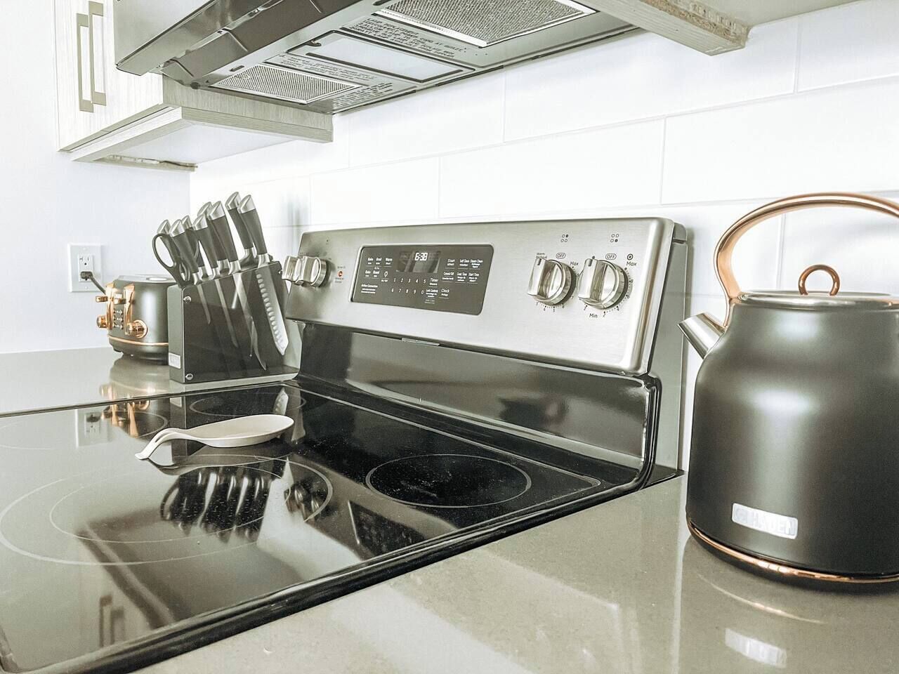 冰箱、微波炉、烤箱、炉灶