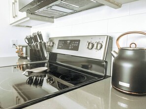 Een koelkast, een magnetron, een oven, een kookplaat