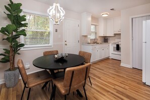 Dining - Comfortable 1BR Apartment Near Uptown (Charlotte)