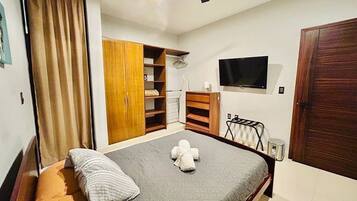 Skrivebord, strygejern/strygebræt, Wi-Fi, sengetøj