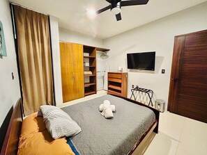 Skrivebord, strygejern/strygebræt, Wi-Fi, sengetøj