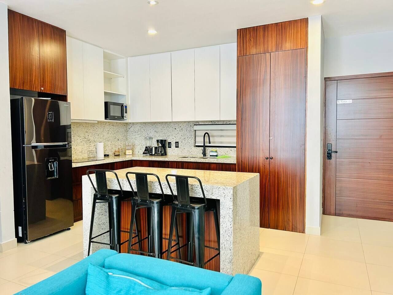 Kühlschrank, Mikrowelle, Herdplatte, Wasserkocher mit Kaffee-/Teezubehör