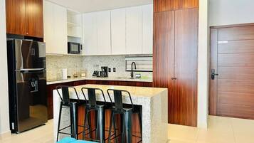 KĂŒhlschrank, Mikrowelle, Herdplatte, Wasserkocher mit Kaffee-/Teezubehör