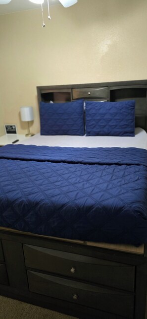 3 habitaciones, tabla de planchar con plancha, wifi y ropa de cama 