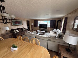 Living area - Spacious 5-bedroom newly renovated house on Lake George, NY! Lots of amenities! (Diamond Point)