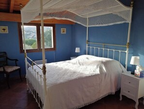 4 chambres, bureau, fer et planche à repasser, accès au Wi-Fi (inclus)