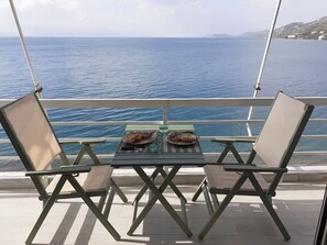 Outdoor dining - Seaside Paradise in Loutraki, The View You Always Dreamed (Loutraki)