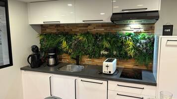 Een microgolfoven, een oven, een kookplaat, een vaatwasser