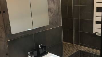 Een haardroger, handdoeken, zeep, toiletpapier