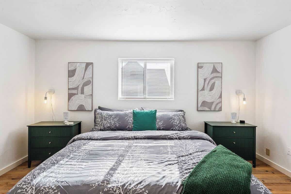 2 bedrooms, desk, travel cot, WiFi