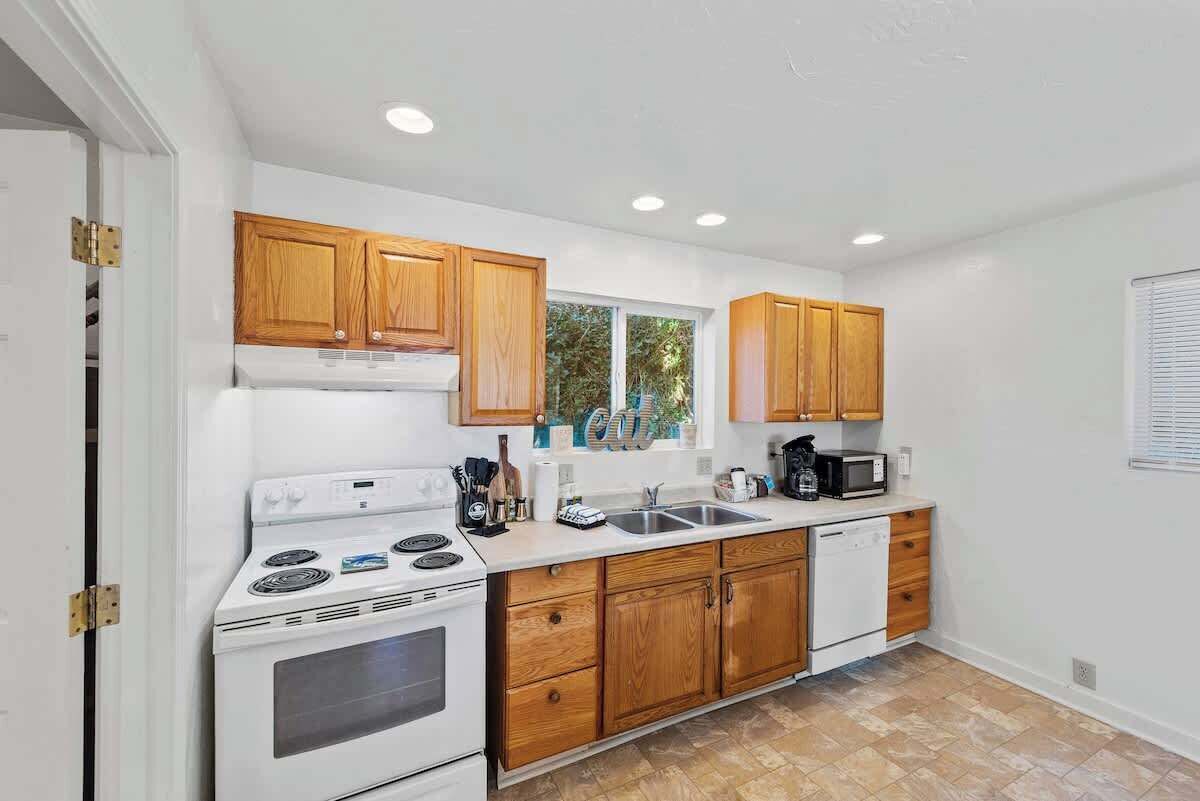 Fridge, oven, stovetop, dishwasher