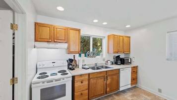 Fridge, oven, stovetop, dishwasher