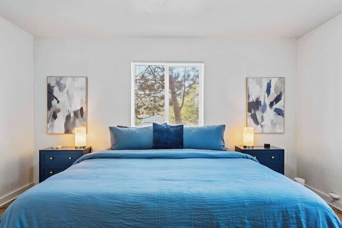 2 chambres, bureau, fer et planche à repasser, lit parapluie