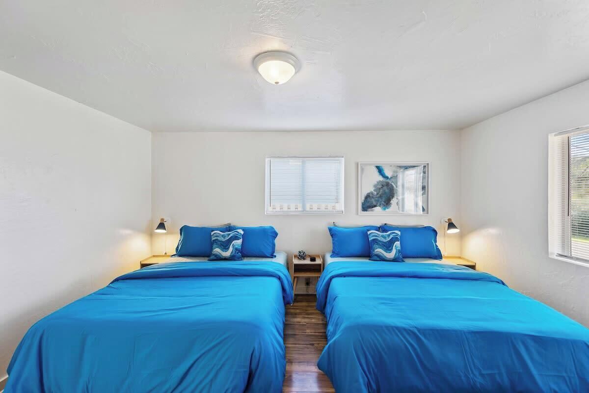 2 slaapkamers, een bureau, een strijkplank/strijkijzer, reisbedje