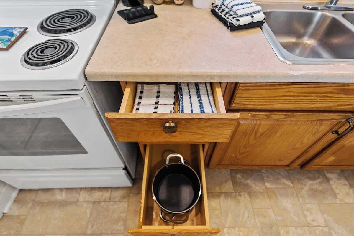 Fridge, oven, stovetop, dishwasher