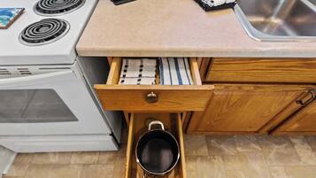 Fridge, oven, stovetop, dishwasher