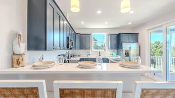 House, Multiple Beds (Bubbles Up) | Private kitchen