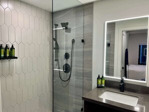 Shower, hair dryer, towels - The Nest Hydeaway at Ascent (Canmore)