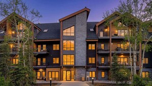Un hôtel à plusieurs étages doté d’une cour intérieure, de balcons et d’une façade en pierre.