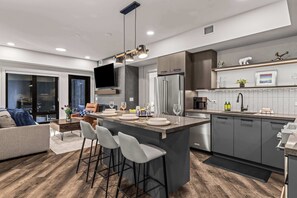 Frigorífic, microones, forn i placa de cuina 