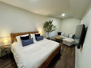 2 bedrooms, iron/ironing board, travel cot, WiFi - The Nest Hydeaway at Ascent (Canmore)