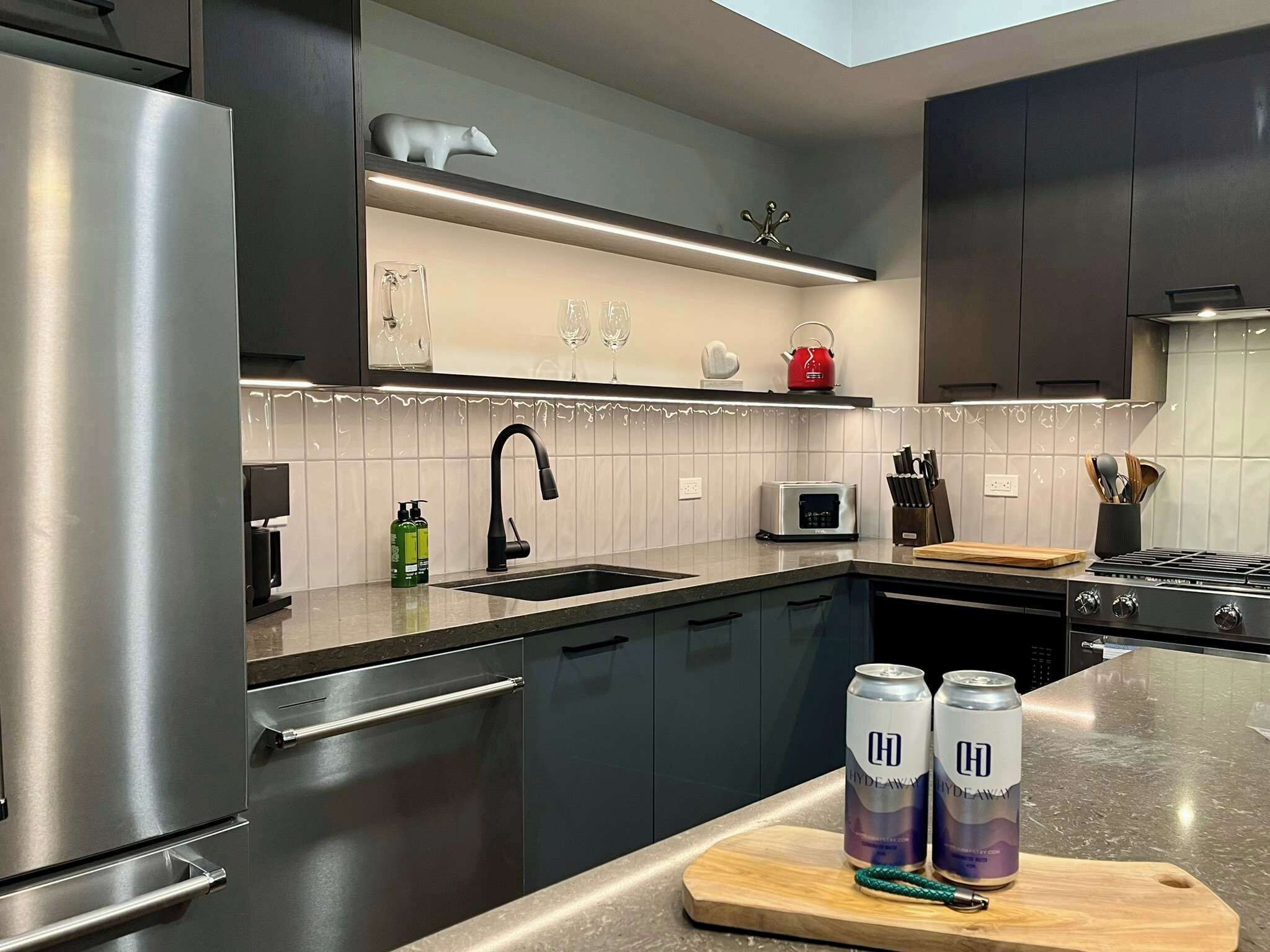 Réfrigérateur, micro-ondes, four, plaque de cuisson