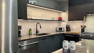 Réfrigérateur, micro-ondes, four, plaque de cuisson