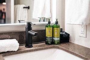 Douche, sèche-cheveux, serviettes fournies, shampoing