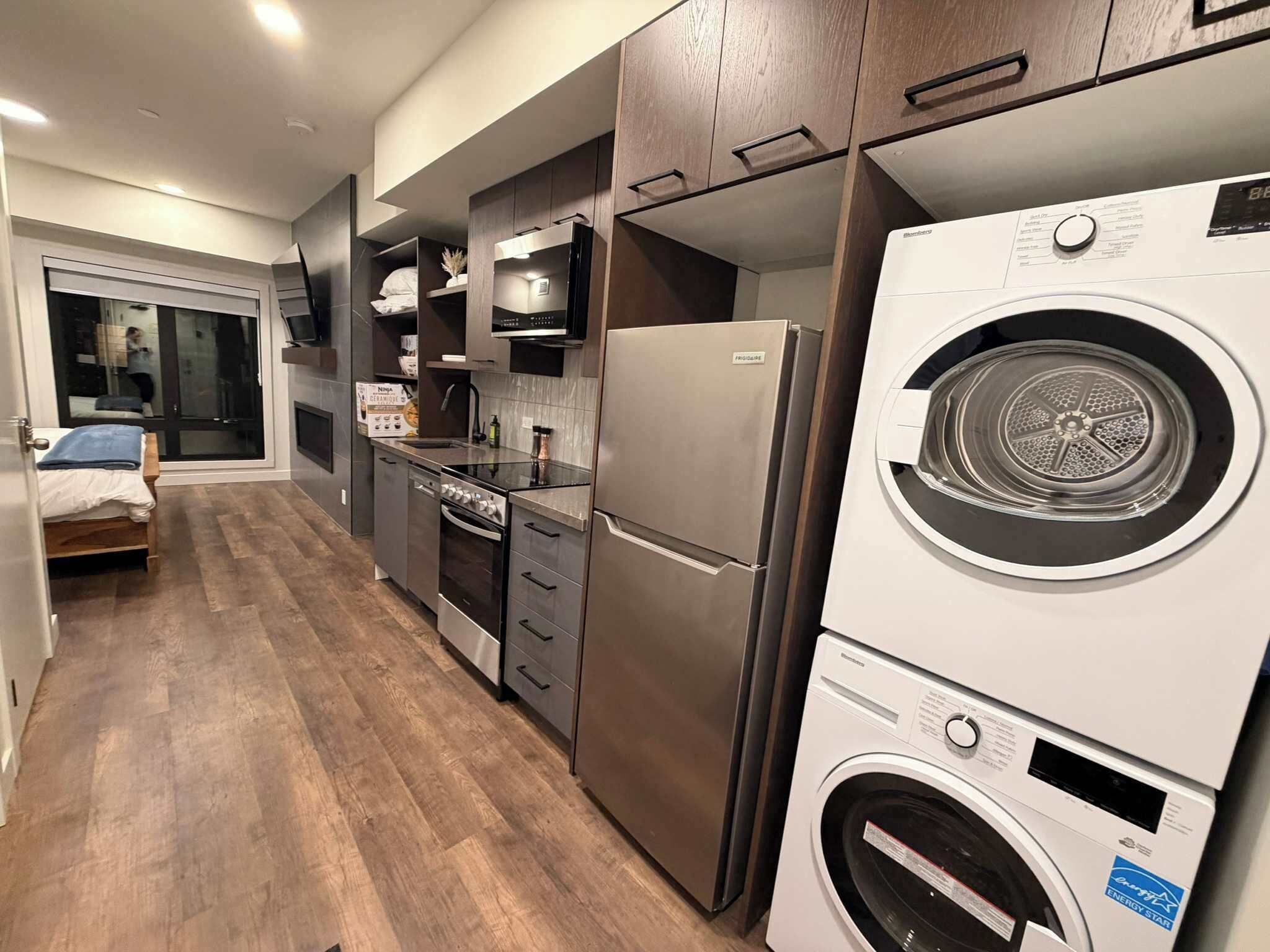 Réfrigérateur, micro-ondes, four, plaque de cuisson