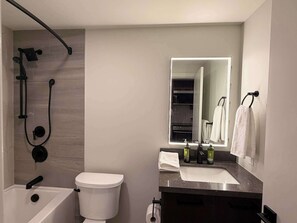 Dusch, hårtork och handdukar