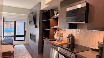 Réfrigérateur, micro-ondes, four, plaque de cuisson